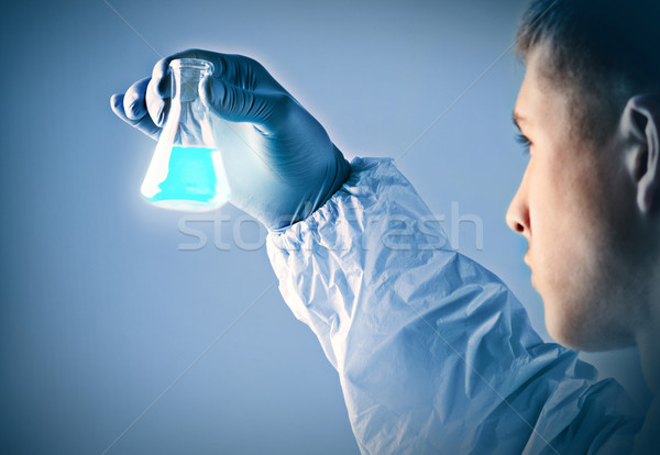 Estudar masculino químico pequeno proveta Foto stock © pressmaster