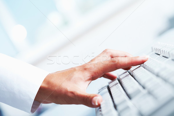 Stock foto: Hand · Tastatur · weiblichen · weiß · Computer-Tastatur