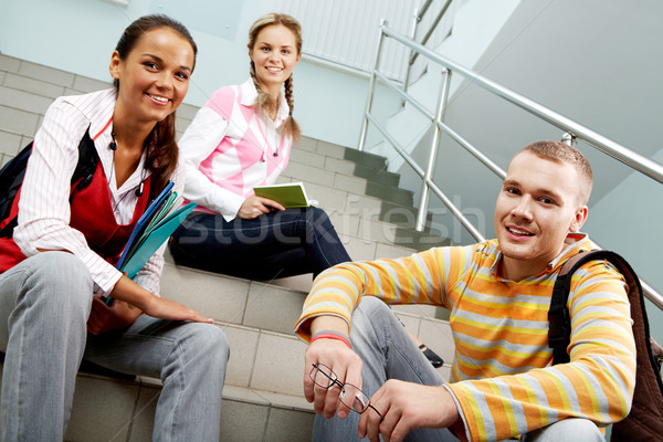 Stock foto: Sitzung · Treppe · Porträt · drei · teens · schauen