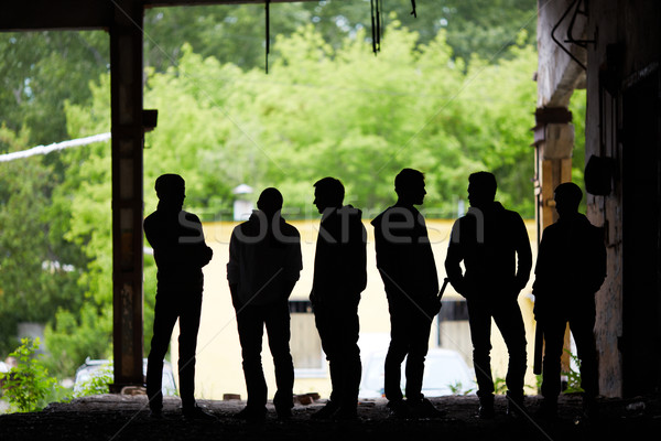 Gangsters getto schetst gevaarlijk jongens buiten Stockfoto © pressmaster