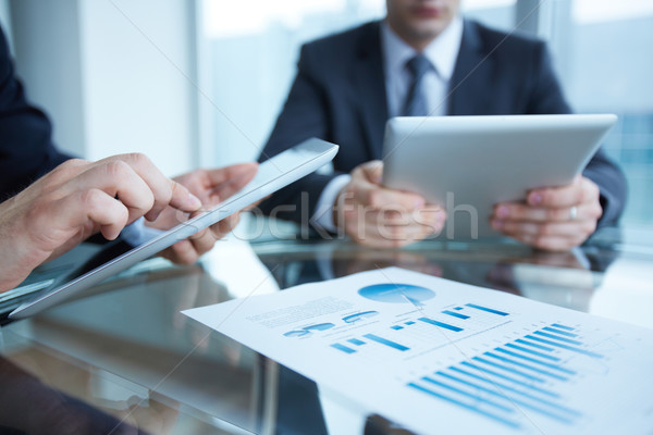 Dolgozik közelkép üzleti partnerek iroda papír kezek Stock fotó © pressmaster