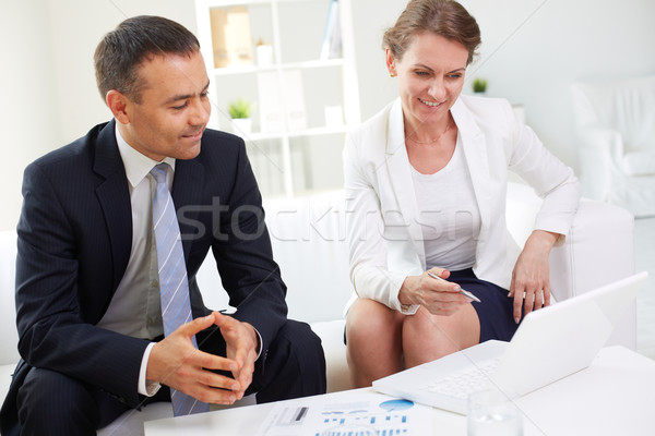 Vernetzung Büro reifen Geschäftsfrau Hinweis Laptop Stock foto © pressmaster