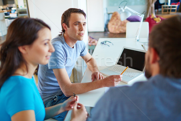 Stock foto: Diskussion · Moment · junger · Mann · hören · Geschäftspartner · Sitzung