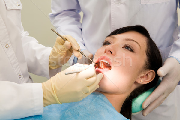 [[stock_photo]]: Dents · photo · Homme · patient · ouvrir