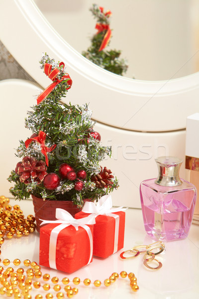 Karácsony ajándékok hölgy piperecikkek asztal doboz Stock fotó © pressmaster
