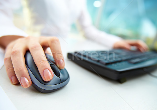 Zdjęcia stock: Komputera · pracy · obraz · kobiet · ręce · mysz · komputerowa