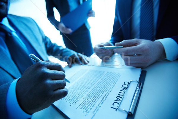 Onderhandelingen afbeelding contract werkplek groep partners Stockfoto © pressmaster