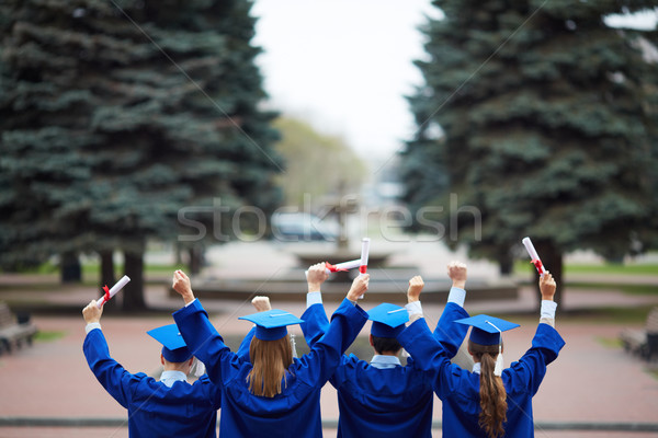 Afgestudeerden extatisch studenten afstuderen team Stockfoto © pressmaster