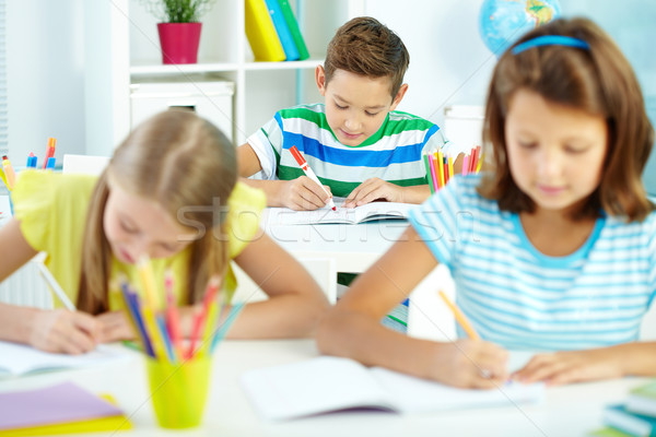 Junge Zeichnung cute Schüler Arbeitsplatz Mädchen Stock foto © pressmaster