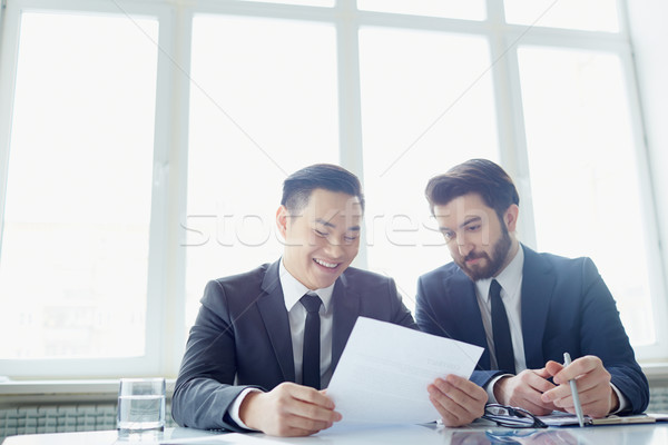Aláírás szerződés kettő partnerek olvas iroda Stock fotó © pressmaster