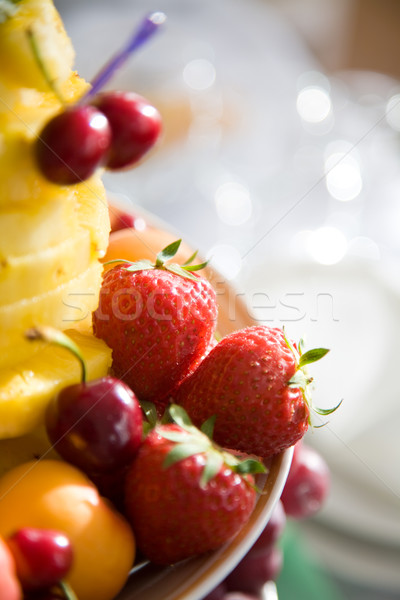 Foto d'archivio: Frutti · di · bosco · primo · piano · succosa · fragole · ciliegie · piatto
