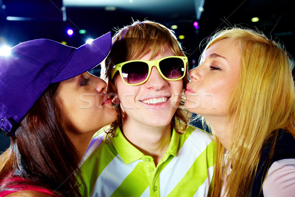 Dublu sărut doua fericit fete sărutat Imagine de stoc © pressmaster