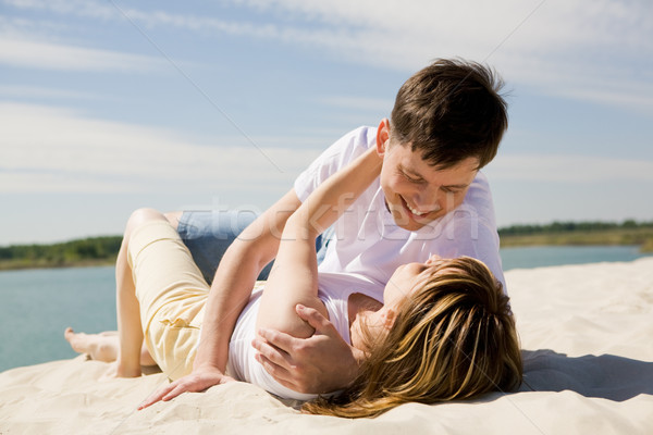 Tendresse image amoureuse couple plage de sable Photo stock © pressmaster