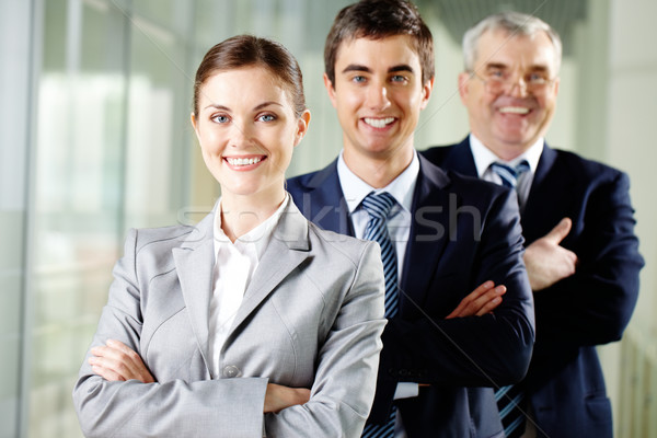 Gelukkig leider glimlachend zakenvrouw naar camera Stockfoto © pressmaster