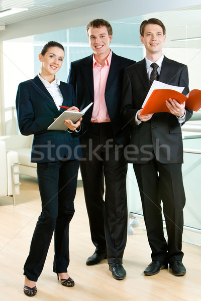 Lucru grup vertical fotografie echipa de afaceri în picioare Imagine de stoc © pressmaster