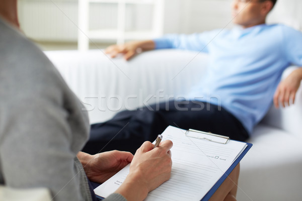 Consultare femeie psiholog notiţe terapie Imagine de stoc © pressmaster
