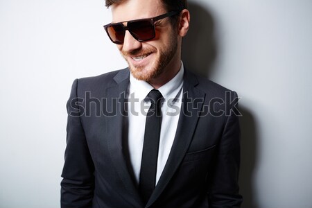 Cool Geschäftsmann gut aussehend Anzug Sonnenbrillen Isolierung Stock foto © pressmaster