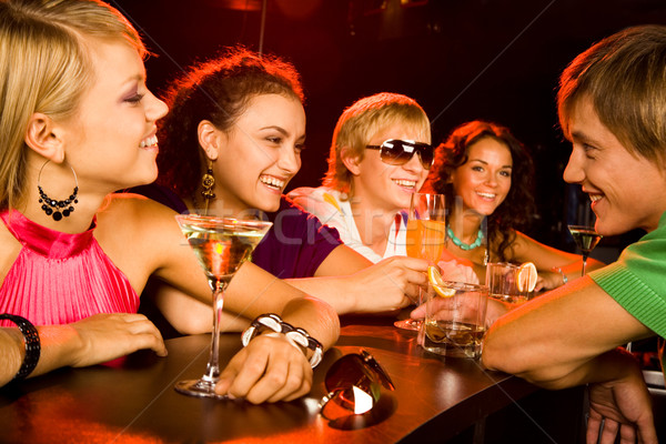 Foto stock: Conversa · imagem · feliz · adolescentes · cocktails