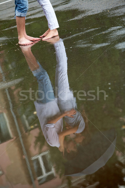 Zoenen regen reflectie plas vrouw man Stockfoto © pressmaster
