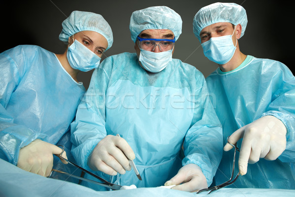 Foto stock: Surpreendido · cirurgiões · retrato · três · em · pé · mulher