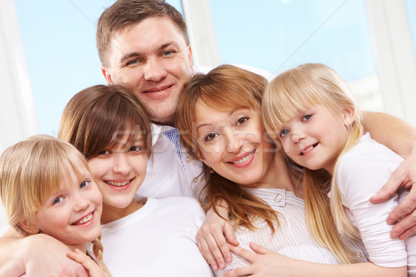 Foto stock: Padres · jóvenes · amistoso · familia · mirando · cámara