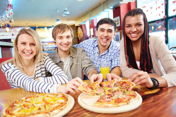 Szczęśliwy znajomych obraz jedzenie pizza Zdjęcia stock © pressmaster