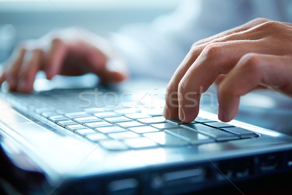 Tastatură dactilografiere masculin mâini afaceri Imagine de stoc © pressmaster