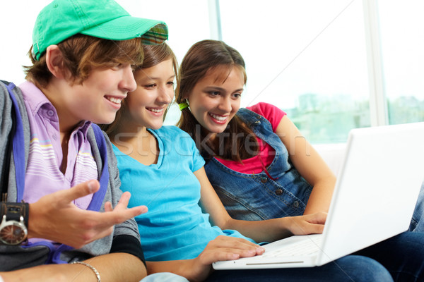 Laptop munka három tinédzserek néz képernyő Stock fotó © pressmaster