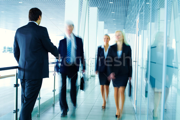 üzleti megbeszélés üzletemberek megbeszélés egyéb iroda folyosó Stock fotó © pressmaster