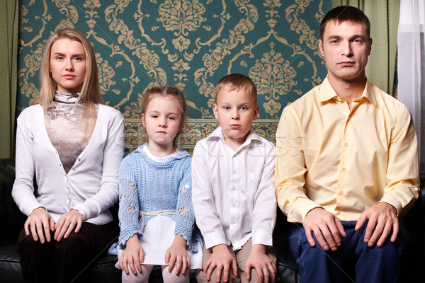 Foto stock: Retrato · de · família · jovem · família · sessão · olhando