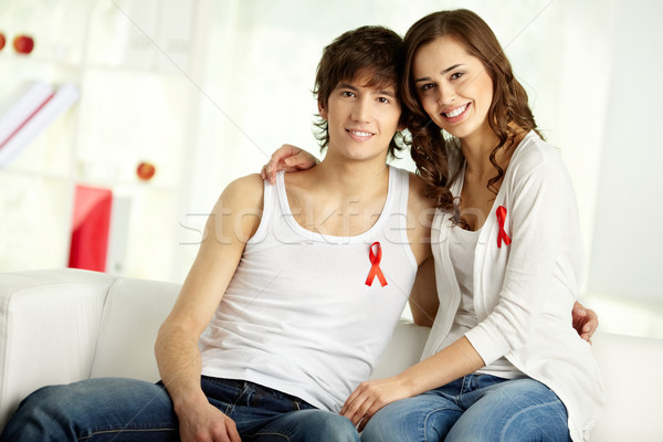 Cuplu SIDA in sus tineri zâmbitor Imagine de stoc © pressmaster