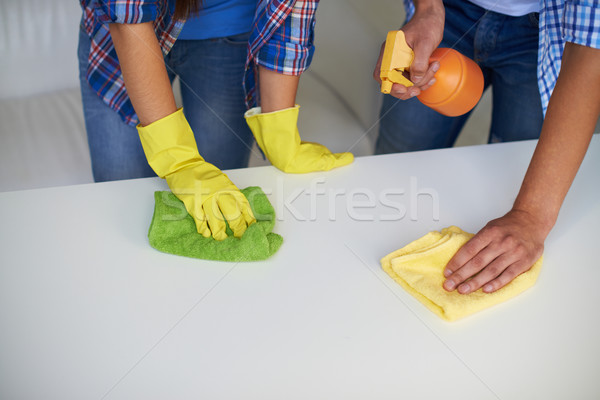 Curăţenie tabel femeie masculin mâini Imagine de stoc © pressmaster