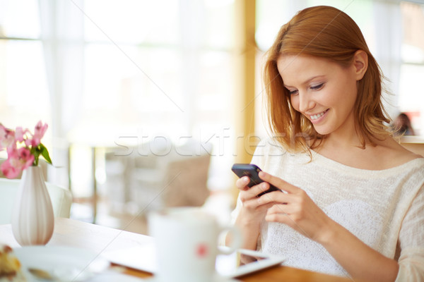 Temps libre image jeunes Homme lecture sms [[stock_photo]] © pressmaster