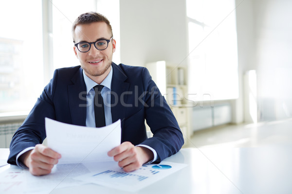 Arbeitgeber Büro Porträt lächelnd Mitarbeiter Papier Stock foto © pressmaster