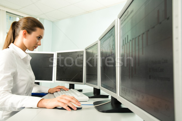 Trabajo retrato grave mujer de negocios de trabajo medio ambiente Foto stock © pressmaster