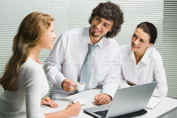 équipe commerciale réunion groupe trois jeunes gens d'affaires [[stock_photo]] © pressmaster