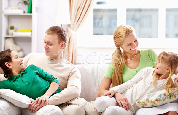 Foto stock: Pais · crianças · olhando · bonitinho · relaxante · sofá