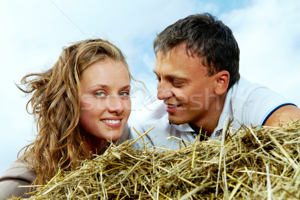 Unité photo affectueux couple détente meule de foin [[stock_photo]] © pressmaster