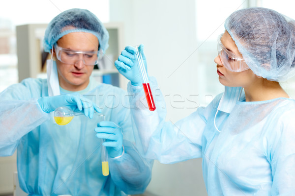 Estudiar nuevos sustancia laboratorio colega mujer Foto stock © pressmaster