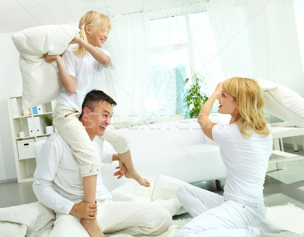Familia pelea de almohadas alegre diversión almohadas Foto stock © pressmaster