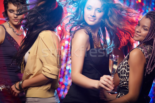 Extatic dans femeile tinere uita aparat foto Dansuri Imagine de stoc © pressmaster