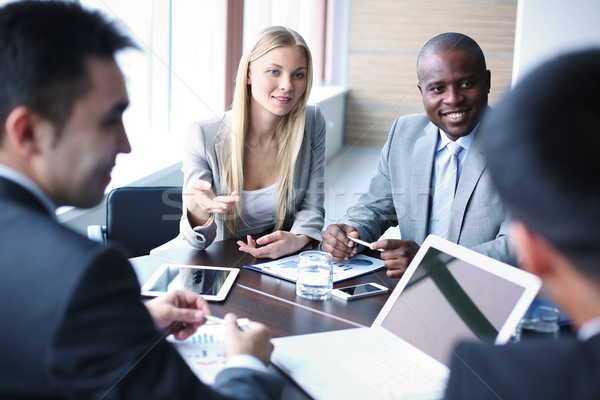 Onderhandeling afbeelding zakenlieden luisteren praten collega Stockfoto © pressmaster