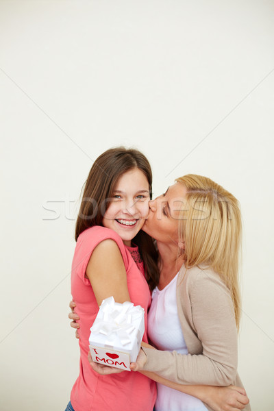 Dank dankbaar vrouw klein aanwezig zoenen Stockfoto © pressmaster