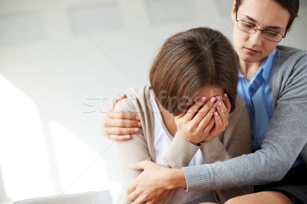 Femeie sprijini imagine psihiatru mangaietor plâns Imagine de stoc © pressmaster