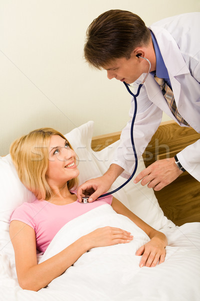Consultare imagine bolnav pat femeie Imagine de stoc © pressmaster
