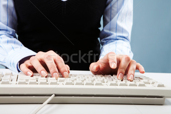 Stockfoto: Typen · foto · vrouwelijke · handen · witte · toetsenbord