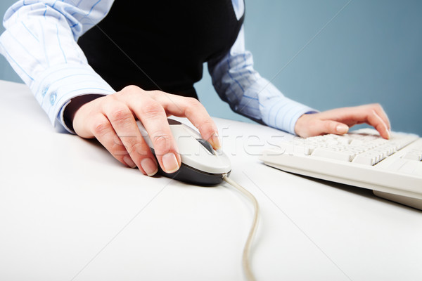 Mână mouse mana omului alb calculator Imagine de stoc © pressmaster