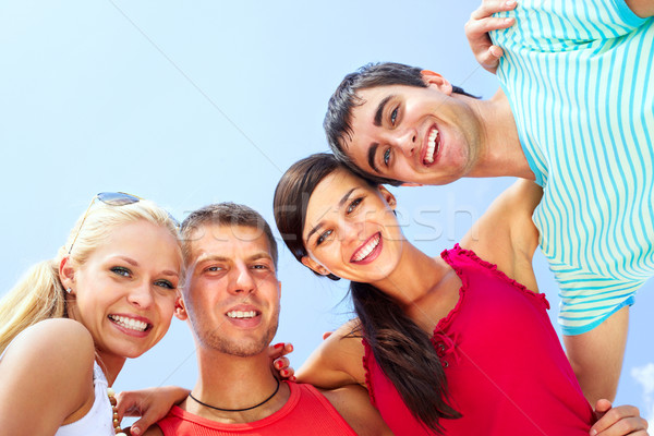 Foto stock: Quatro · amigos · retrato · olhando · câmera