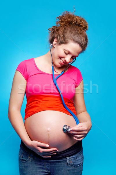 Retrato feliz mujer embarazada estetoscopio examinar bebé Foto stock © pressmaster