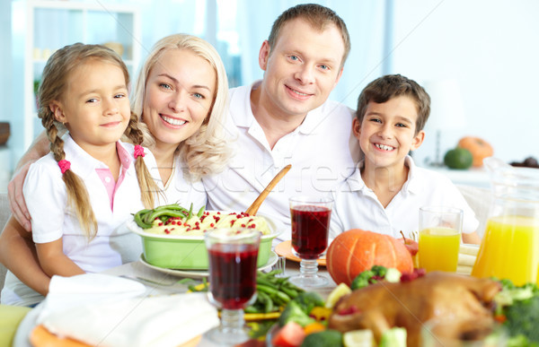 Fest Porträt glückliche Familie Sitzung Tabelle Stock foto © pressmaster